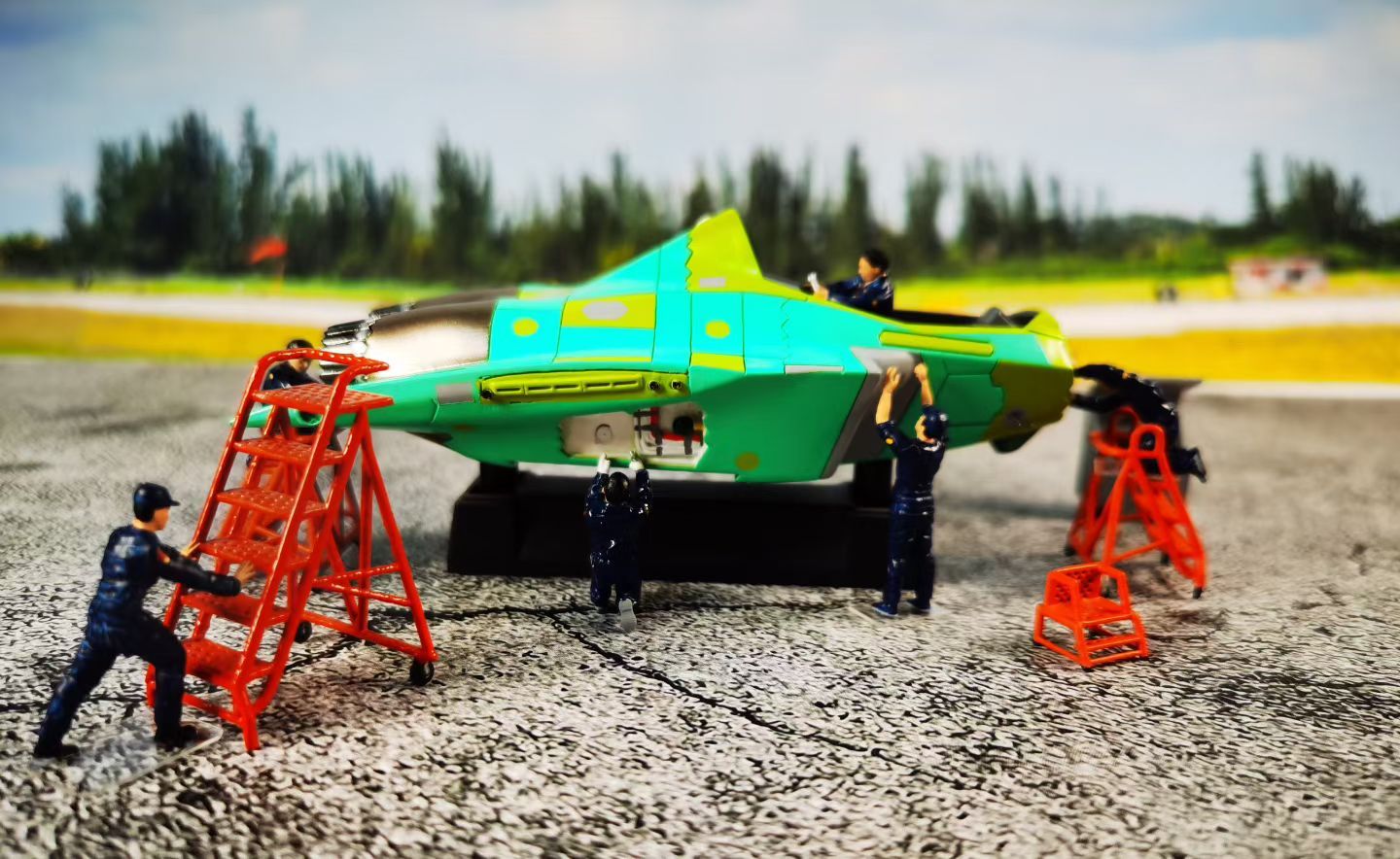 工厂里的歼35，胶佬的创意无限q版飞机模型歼35