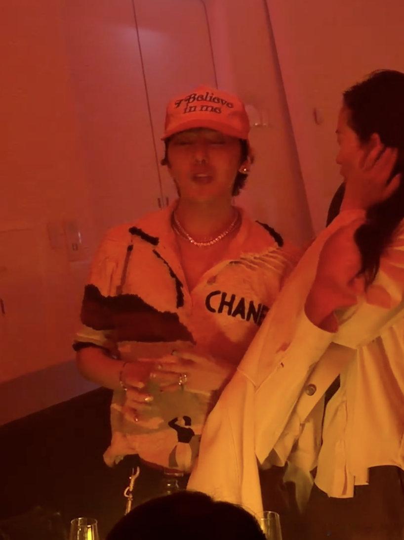 权志龙被超模申贤智反复摸手香奈儿品牌活动现场，申贤智与权志龙近距离互动，反复触碰