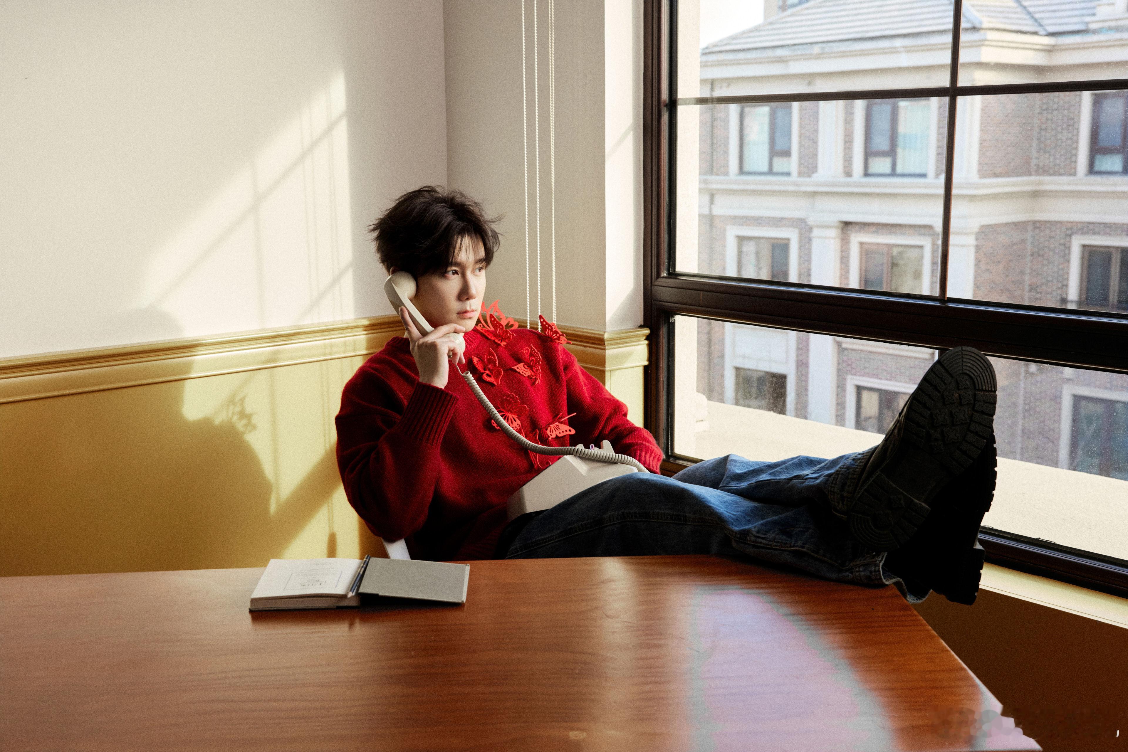 书翻新岁页，红衫映暖阳。欢娱影视新年写真今日释出。 