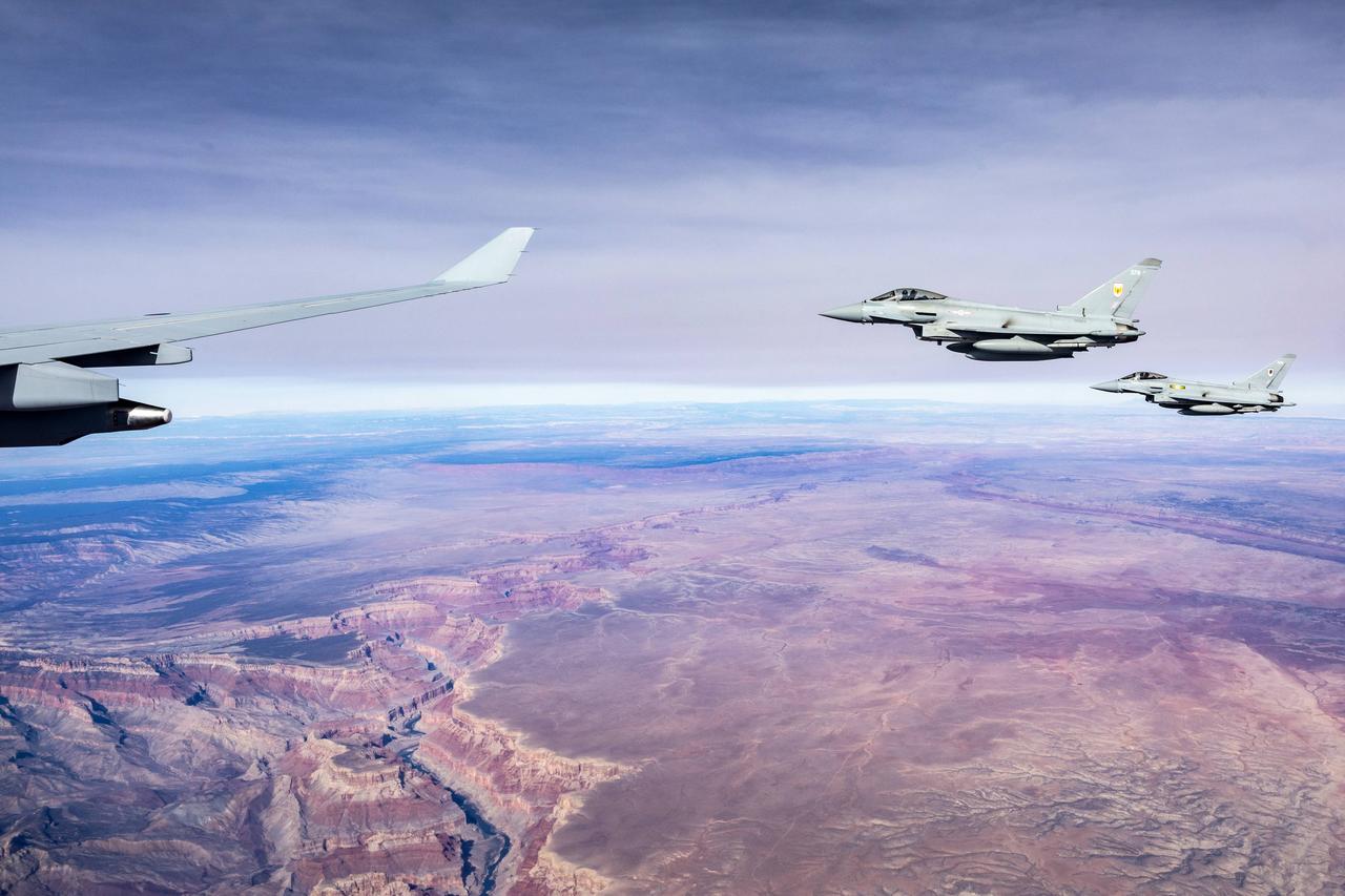 近日，英国皇家空军12架“台风”战斗机抵达美国内利斯空军基地，准备与美国空军和澳