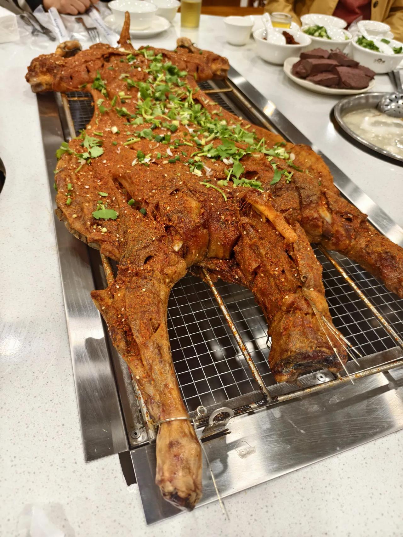 隆重过生
       ——南木子
干儿媳妇今过生，
几只烤羊热气腾。
亲朋好友