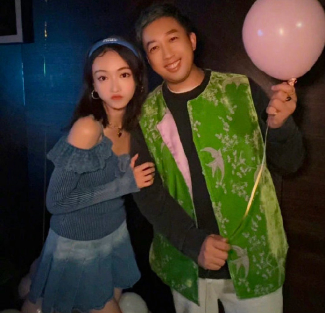于正说吴谨言是他理想中的最佳女主 于正在评论区回复网友说吴谨言是他的镜子，是他理
