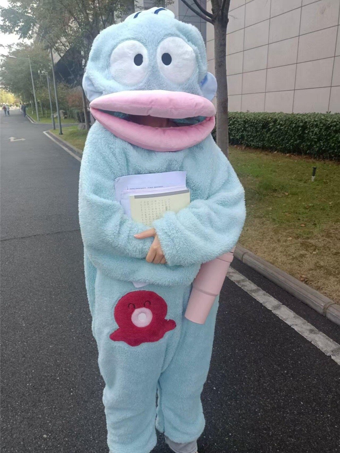 这届大学生的审美还是这么超前宿舍改造赛主打“赛博朋克风混搭国潮”，毕业设计把AI