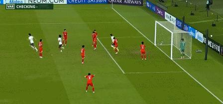 拜合拉木造红牌  彭啸用肩膀将球撞进球门，裁判看过VAR后认定进球无效，但越南队