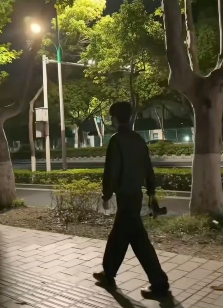 张凌赫偶像剧张凌赫学校时代张凌赫学校时代，张凌赫偶像剧，谁懂一句好久没被叫学长的