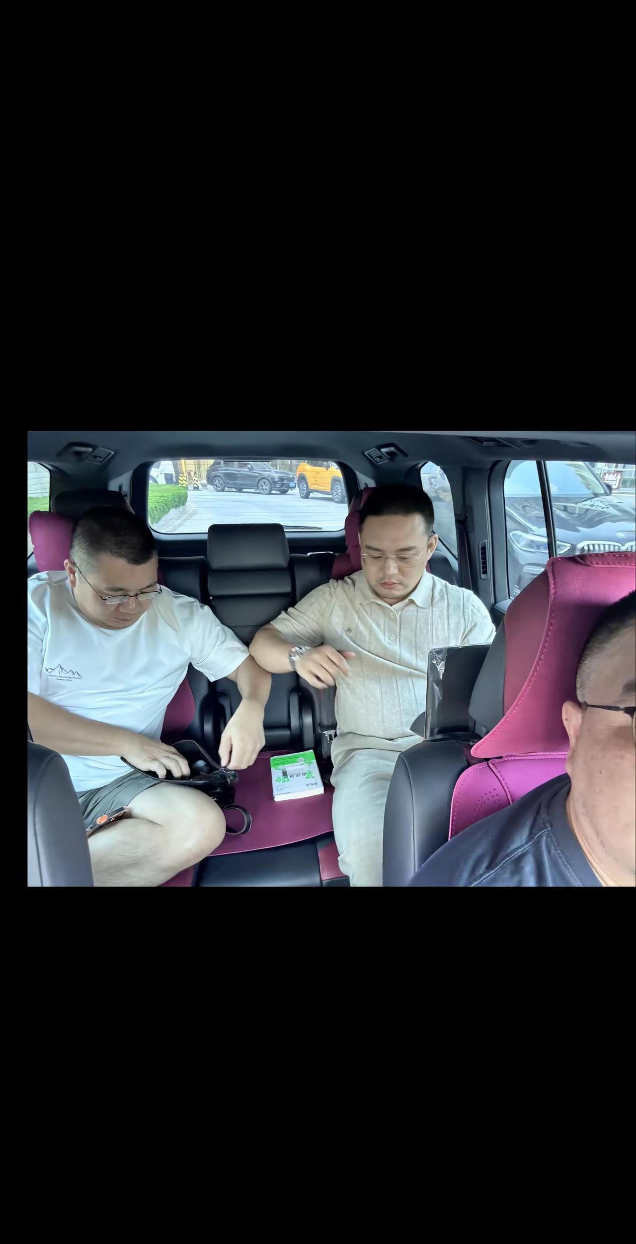@叫我春和 你们要的金融圈老大的，自己加吧，上海男人精致得要命，我出门都是穿拖鞋