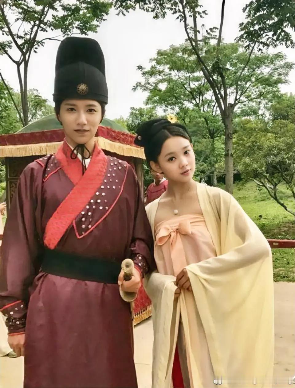 这是鲁照华第一次古装扮相，大二时期《白狐的人生》。
#鲁照华# @鲁照华