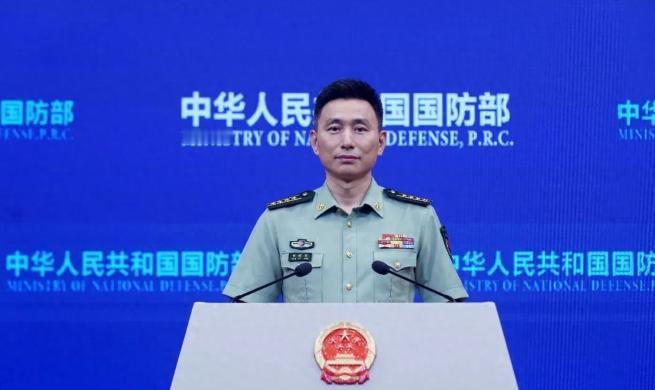 一艘1944年下水的二战老破船，锈了27年，在中国南海的礁盘上坐着不走。8月27