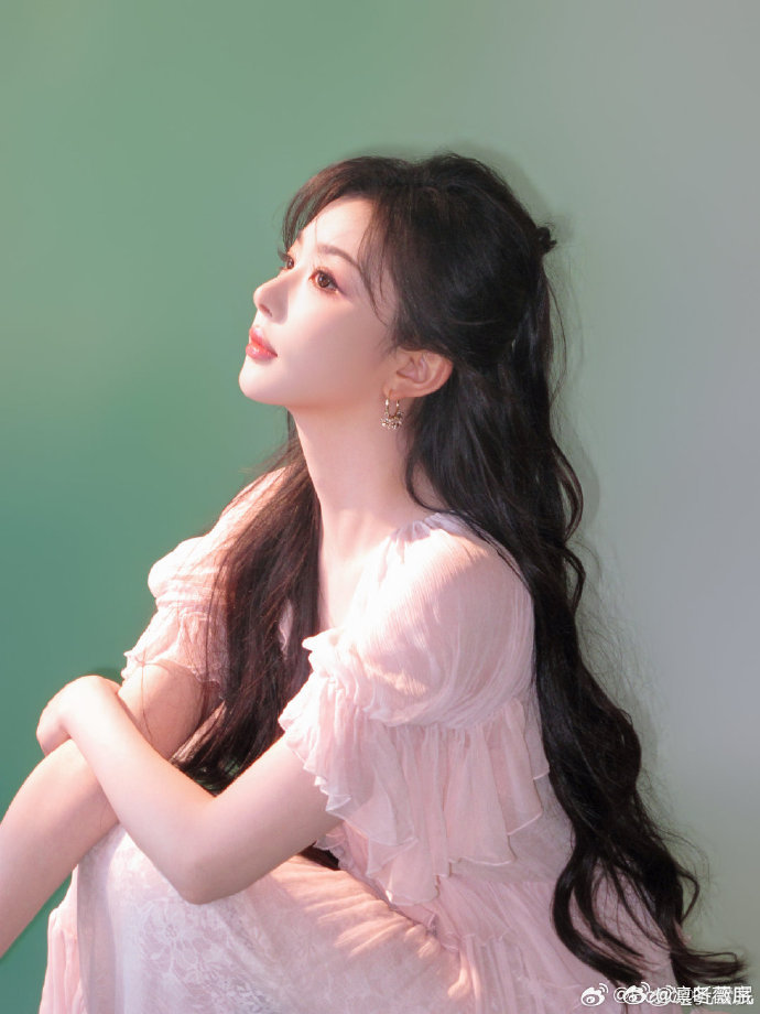 孔雪儿眼神戏孔雪儿的眼神转变太丝滑了！从对峙时的倔强冷冽，到提及孩子的瞬间慌神，