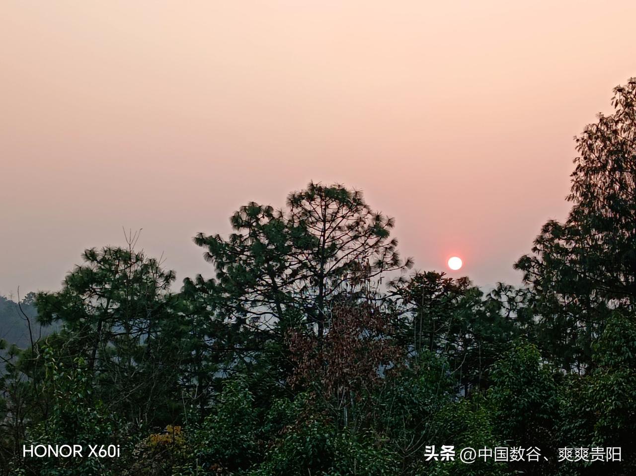 今天在我家附近公园

我家附近公园看日出很不错喔，每天都回来吹吹晚风，看看日出日