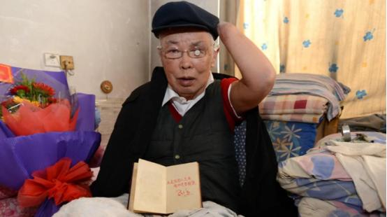 1942年，9岁的朱彦夫被尿憋醒后摸黑出去小便。谁知他刚走到院子里，突然发现小草