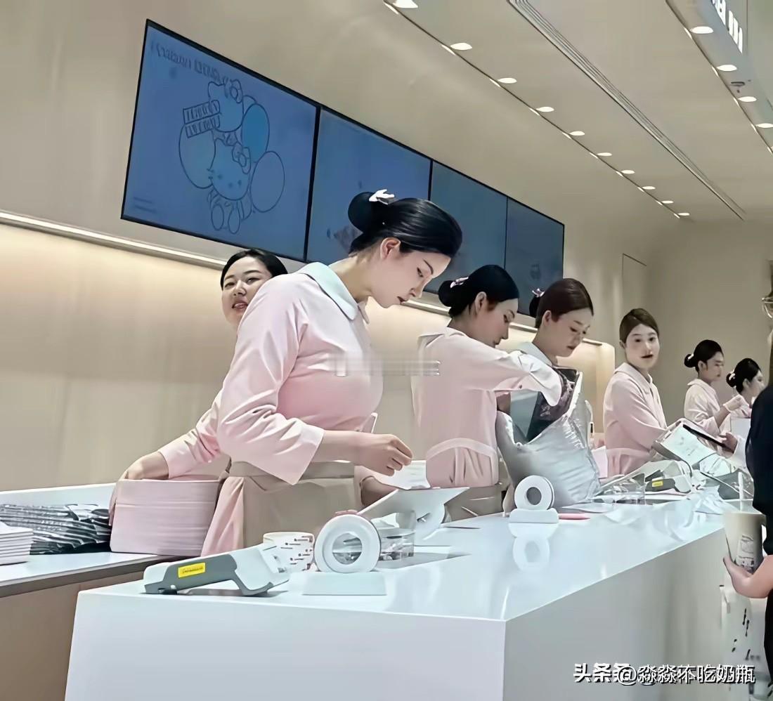 可能是年纪大了比较保守，不过这些制服真的很好看