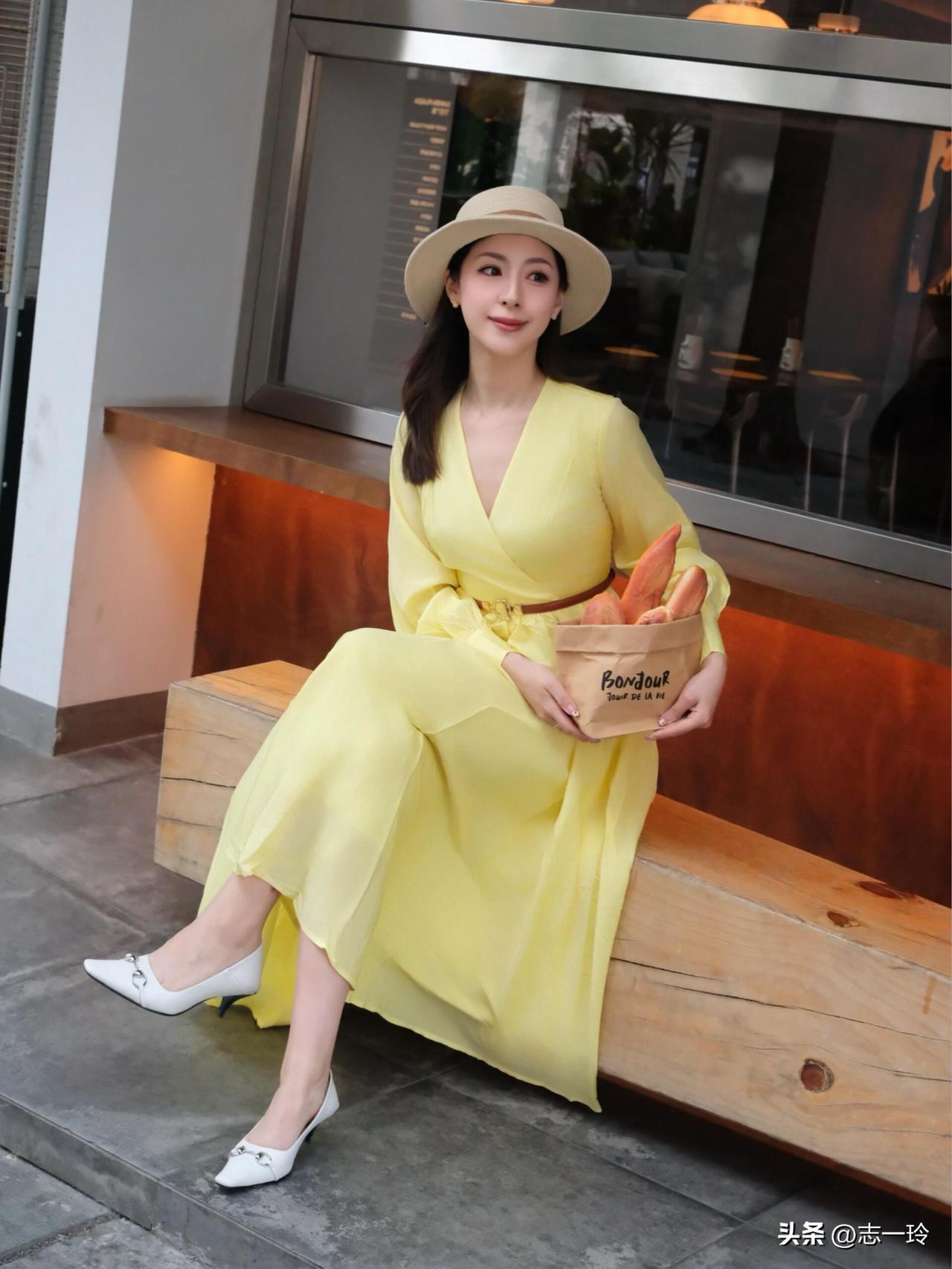 黄裙子一穿，春天就真的来了！！🌼||穿上新裙子冲进春天里～
阳光下黄得发亮，风
