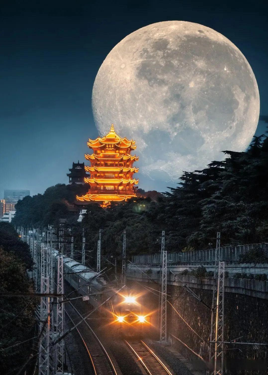 大美武汉，魅力江城，不仅风景优美，更有着深厚的文化底蕴。

江城武汉地理位置优越