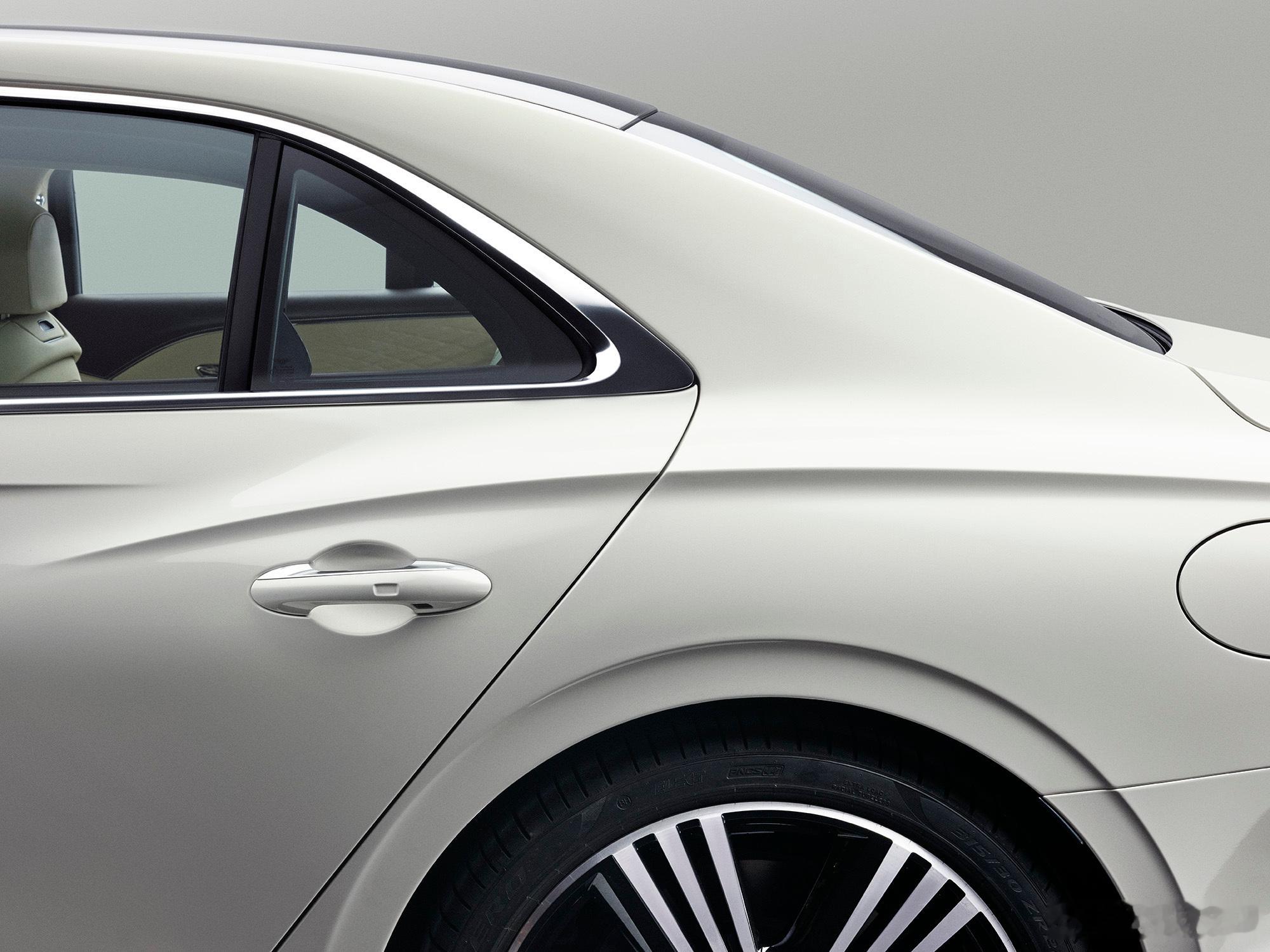 全新宾利飞驰Bentley Flying Spur发布 雅度版（Azure）的白
