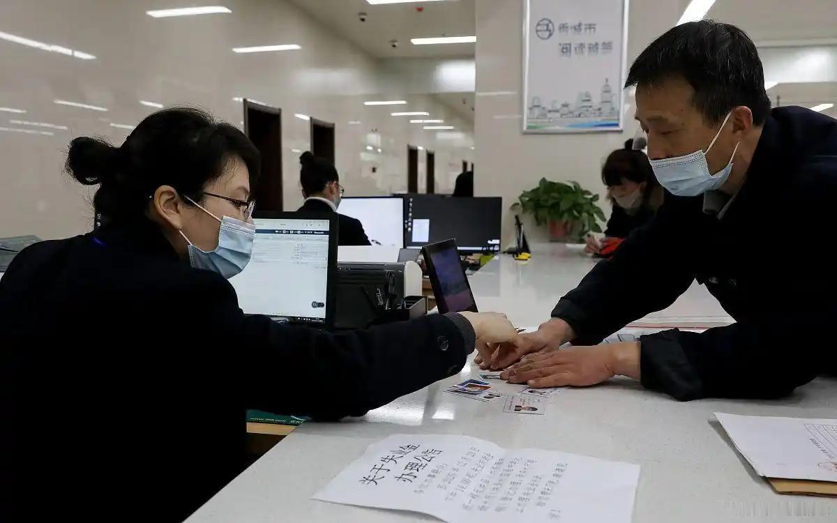 2026 年退休职工养老金还会调整吗？退休前才发现少了八年社保：能不能补、怎么补