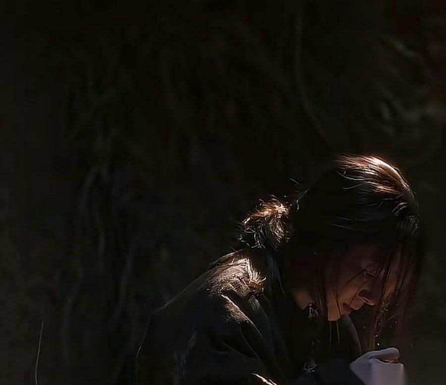 一座坟，叫“文毓秀”。
可躺在里面的，不是她。
另一个女人，替她死了。
而她，替