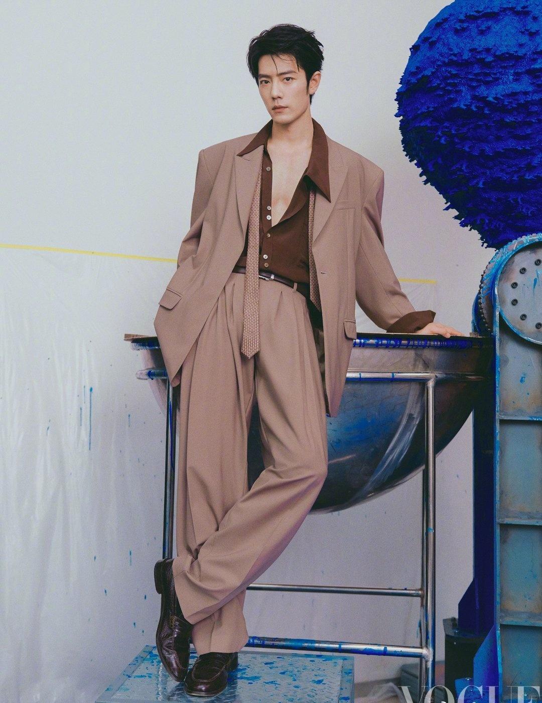 光影铺叙风尚篇章，镜头捕捉松弛力量。@肖战 登VOGUE，以沉稳气度演绎高级美学