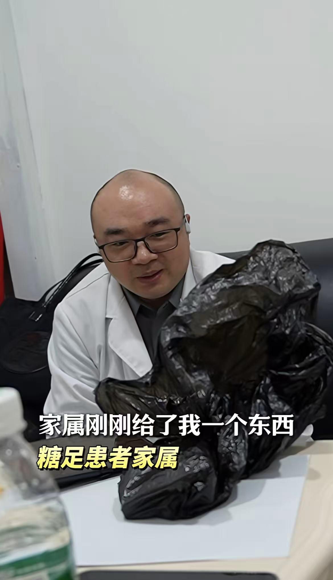 “这个医生火了！”北京朝阳医院，家属给医生塞了一个一万块钱的红包，医生没有推辞，