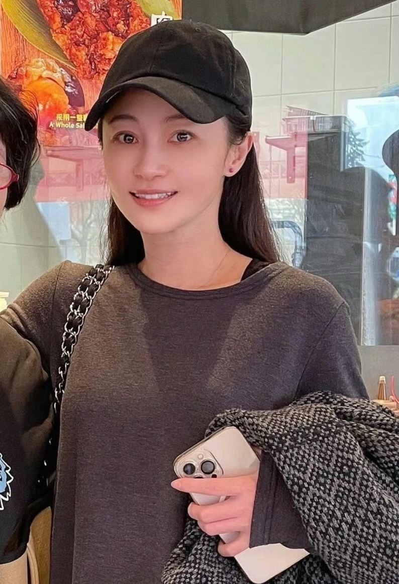 加拿大偶遇姚笛姚笛 42 岁近照状态 加拿大偶遇姚笛，真的被她的状态震撼到。42