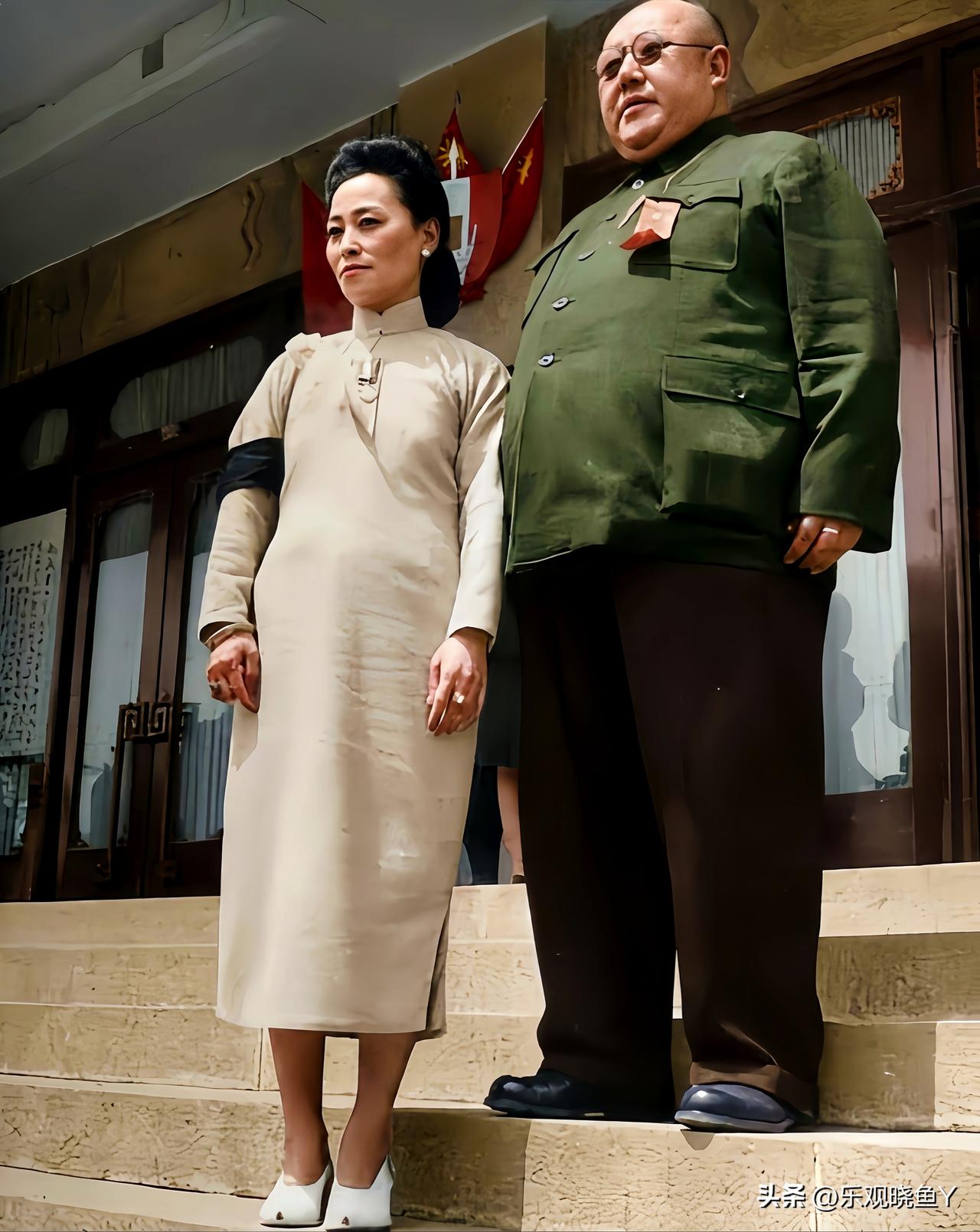 这是1948年马鸿逵母亲病逝他携家人返回宁夏料理后事时留下的一张老照片，这绝对不