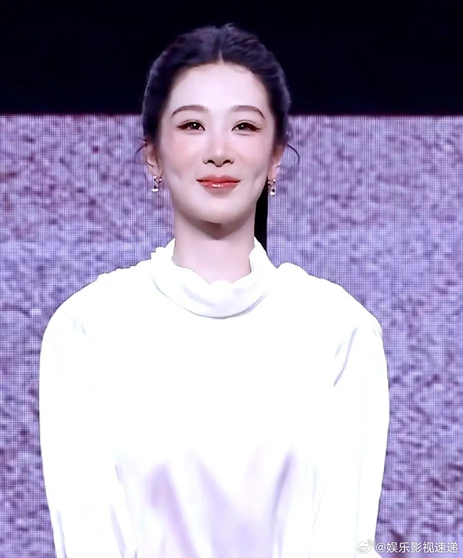 杨紫绝对是背着我们偷偷进化了。就一张图，头发全扎上去，干干净净露出额头，一身极简