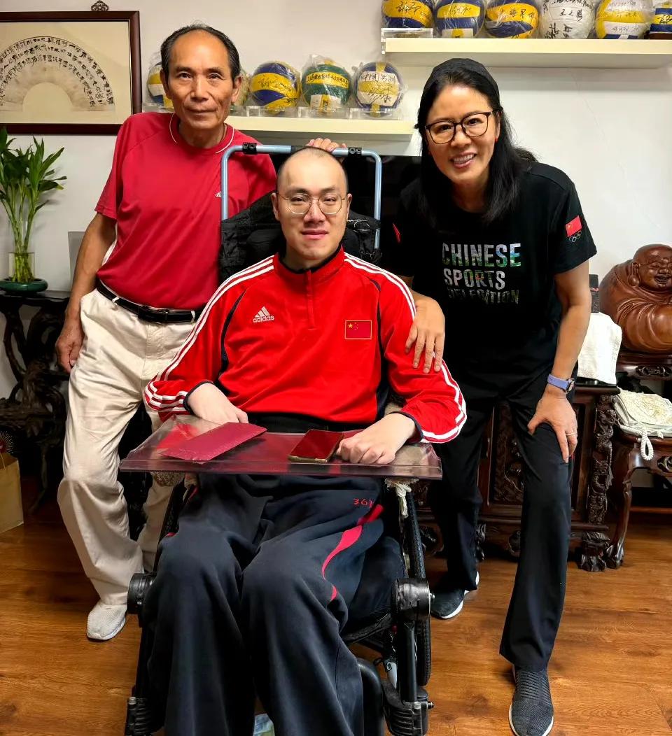 感动，汤淼和郎平合影的画面让人动容！

这两天，前排球国手兼主教练郎平晒出了与汤