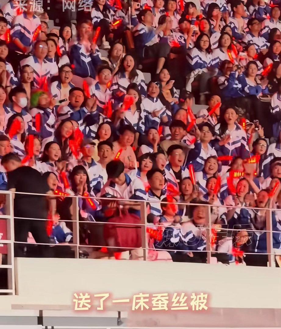 谁被徐良请去迪士尼玩了徐良上海场抽奖直接送出迪士尼门票搭配尊享卡，谁能拒绝看完演