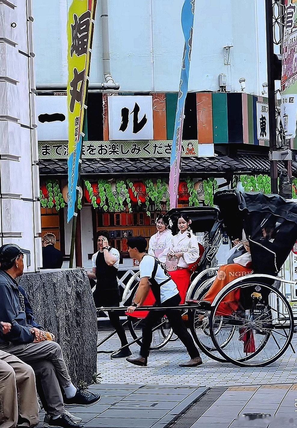 日本东京街上的人力车 