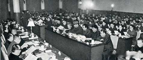 1975年，最高人民法院于三月十九日向全部在押战争罪犯宣布特赦释放。图2为向原蒋