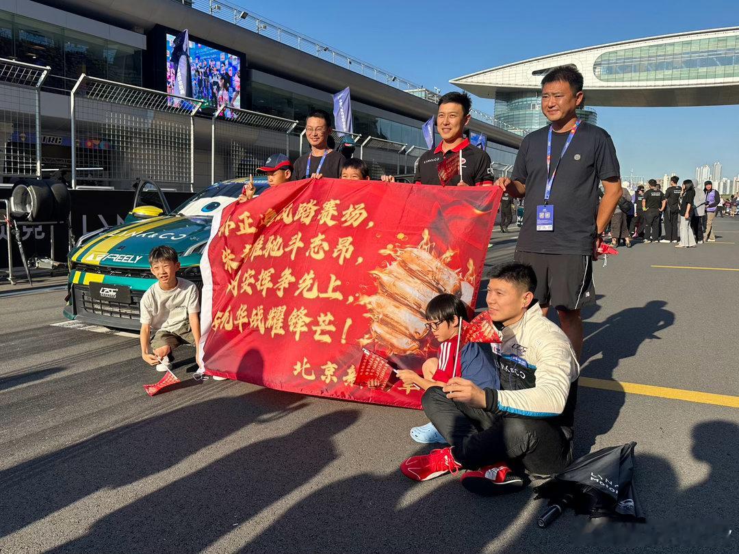 今天新港赛车的小朋友来上赛看他们教练的比赛…在休息室我说“你们是未来…欢迎你们长