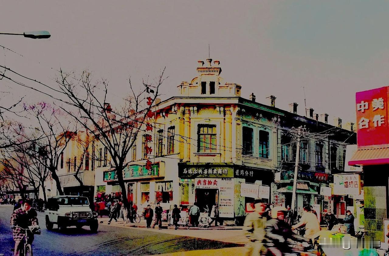 穿越时光的街景，怀旧与现代交织的都市风貌道外区靖宇北四道街。