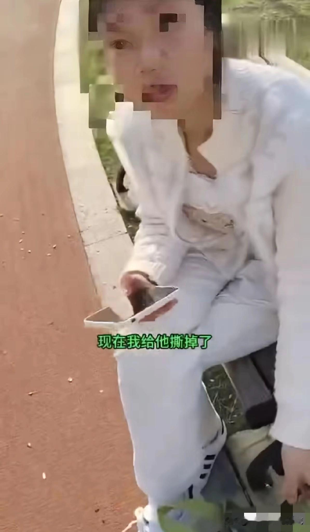 女生点了一杯外卖奶茶，外卖员放到了保安亭，并拍了照片。
女生过来拿奶茶时，保安告