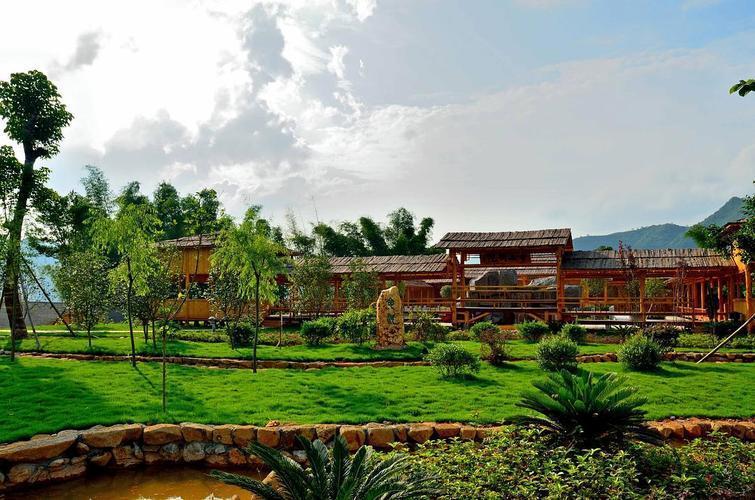 巴马小院

太阳星君笑地貌
月亮嫦娥跳梢头
巴马小院啊巴马小院好美妙
院中不乏