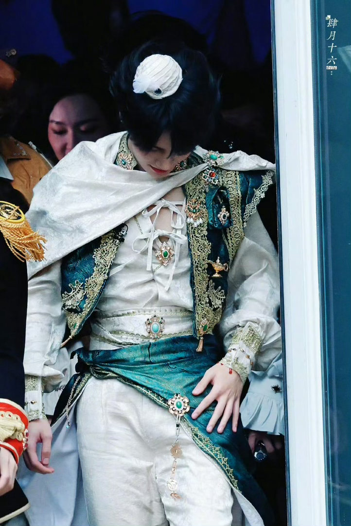 张真源沙漠王子造型🪶谁能拒绝密逃里的沙漠小王子！小巧帽子软萌加分，贵气穿搭像从