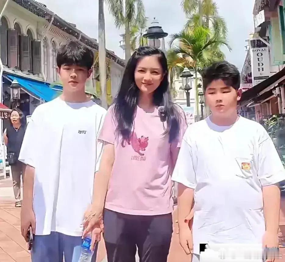 两个儿子都成功地避开了她的好基因 ​​​