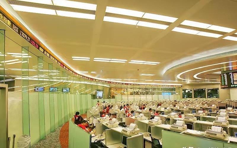 港股今日全线反弹，恒生指数涨幅1%，恒生科技涨幅近1%，科网股支撑指数，医药板块