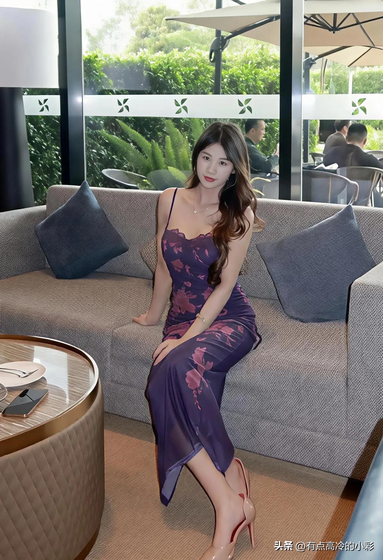 忙里偷闲的下午茶时光🍵 特意换上了新入的紫调印花吊带裙，丝绒质感柔得刚好，花朵