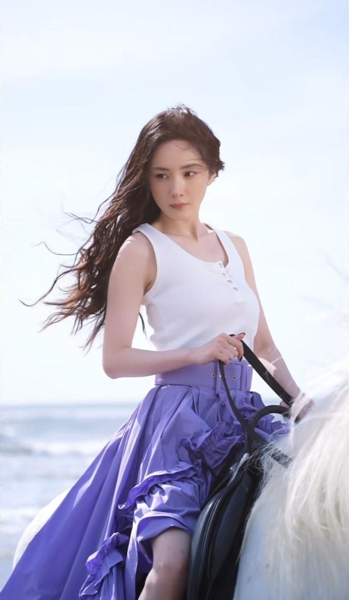 一直觉得VOGUE这张很像海市，眉宇间尽是英气和坚毅[爱慕] ​​​