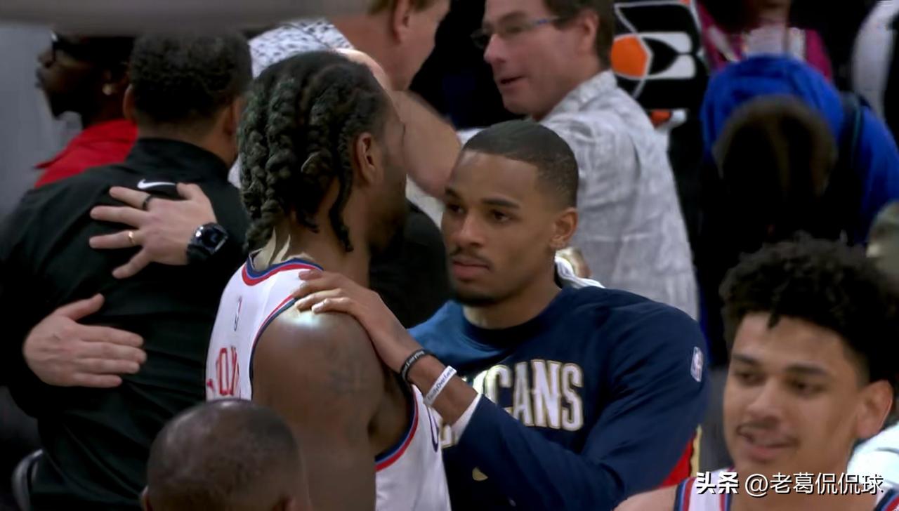 快船巨星伦纳德和鹈鹕球星穆雷真是兄弟情深！在今天快船主场以137：117大胜鹈鹕