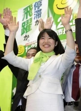 日本女市长这事儿可真是够神奇的。她和下属开房后辞职，结果居然又当选了。在咱们的认