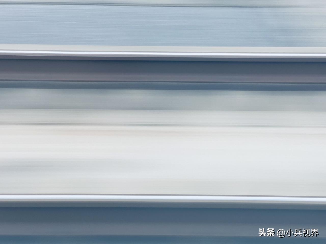 风驰电掣过，岁月如梭转。