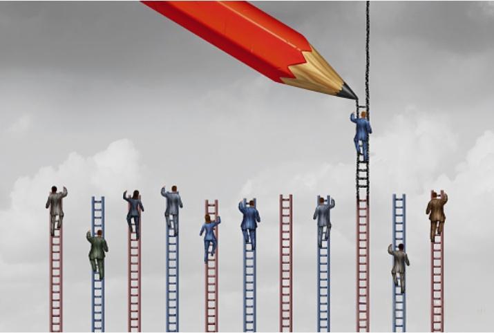 有一定规模的企业都会把对手放在优先级的位置，尤其是我们中国创业者太爱学习了，觉得