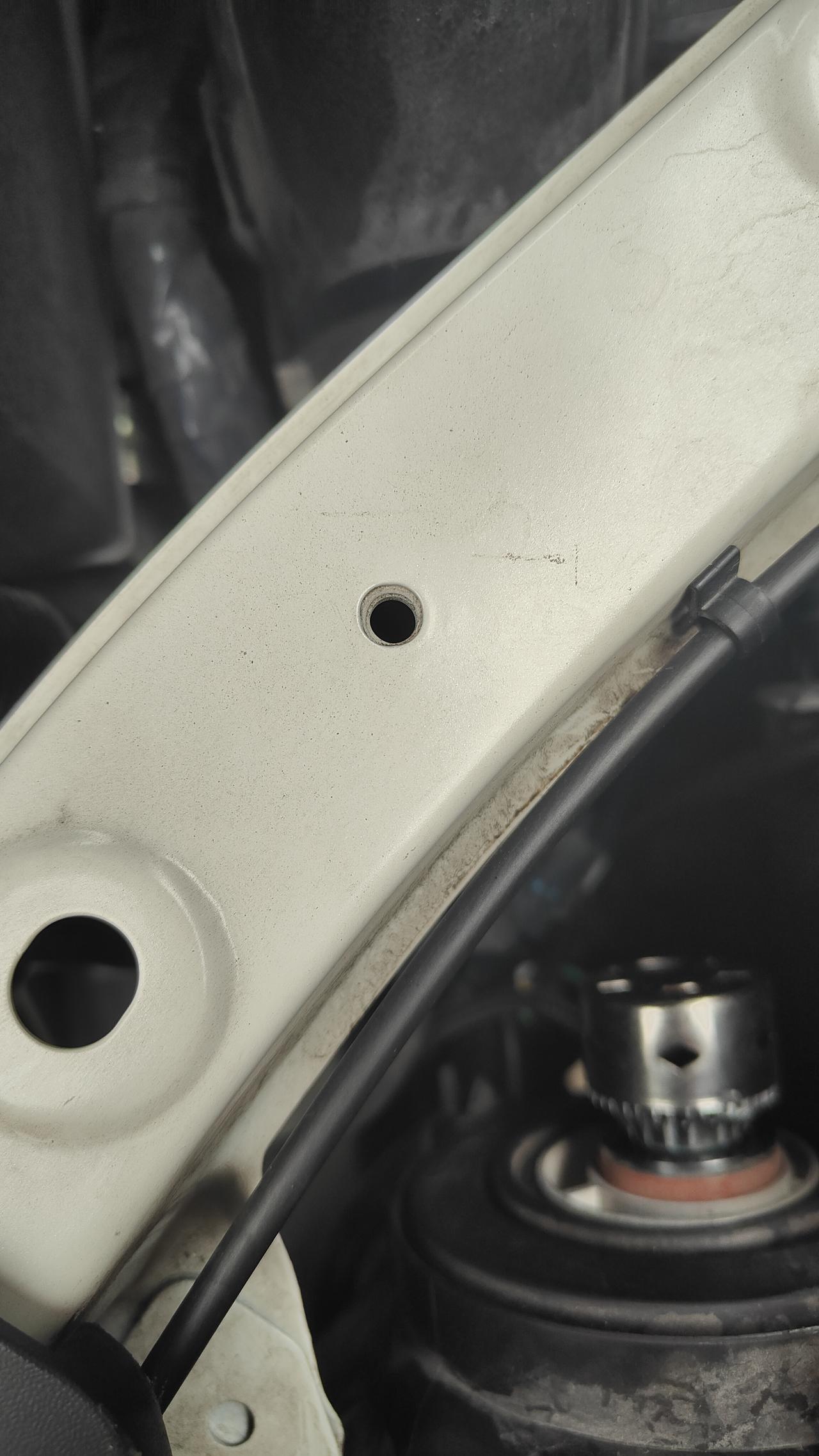 从螺丝孔看得出来
轩逸经典的龙门架
还是很厚实的