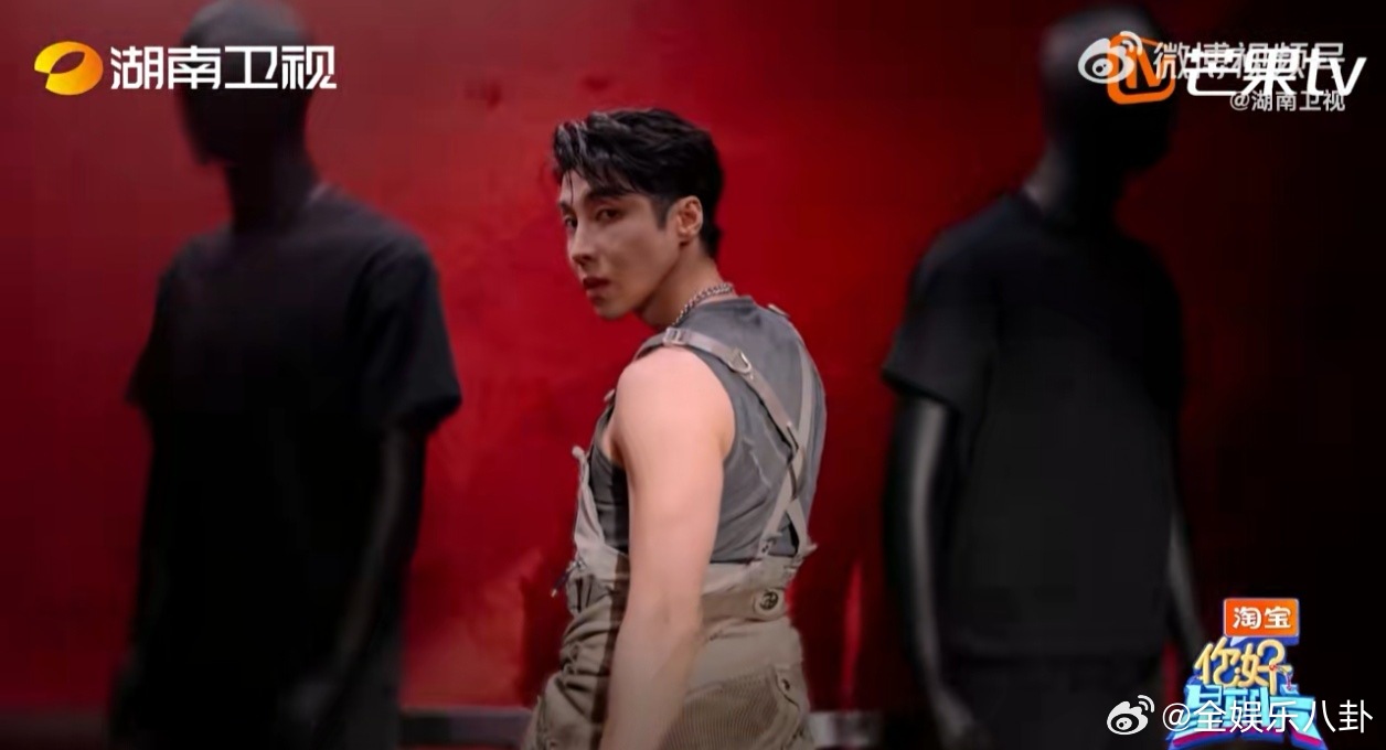 为了团队拼尽全力的样子太帅了！100个俯卧撑是小case，这份用心才是关键。高瀚