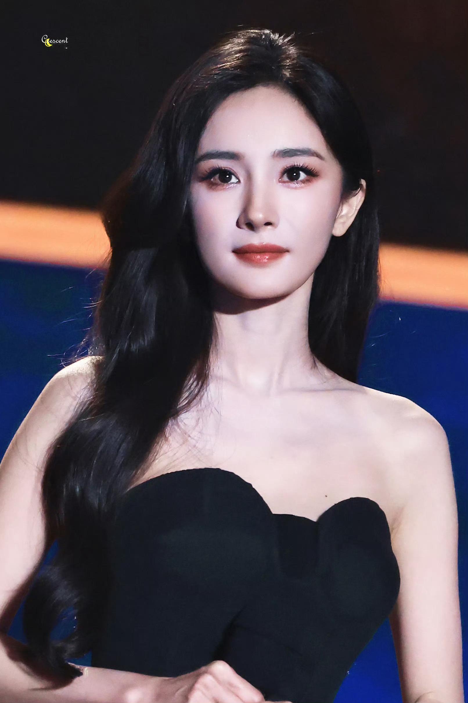 当众人在议论她为何缺席时，她已盛装出席中国广电视听精品之夜，并带着她的作品《生万