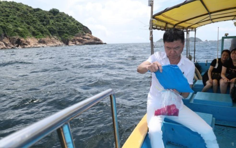 艾威以海葬告别Lisa艾威Lisa游泳相识海葬告别 据港媒，近日，艾威以海葬告别