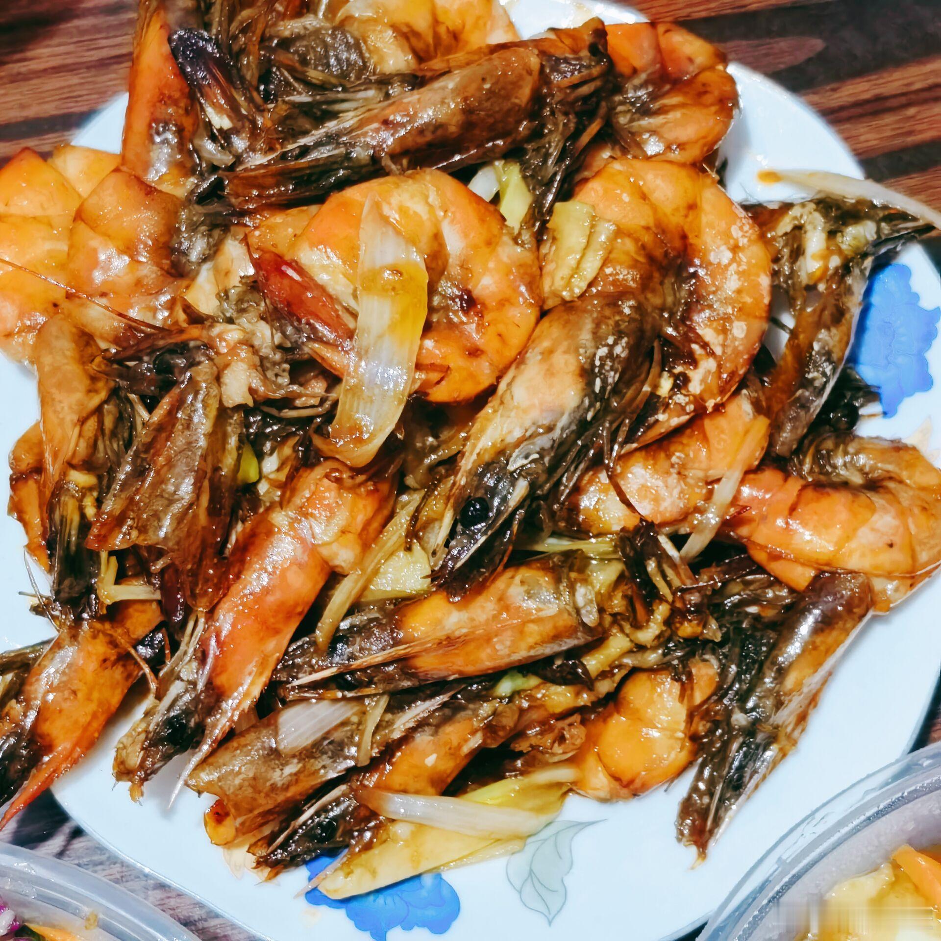 吉林年味  亲子开新趴  昨天是小年，我提前回到家，孩子们欢呼雀跃，围着我撒娇。