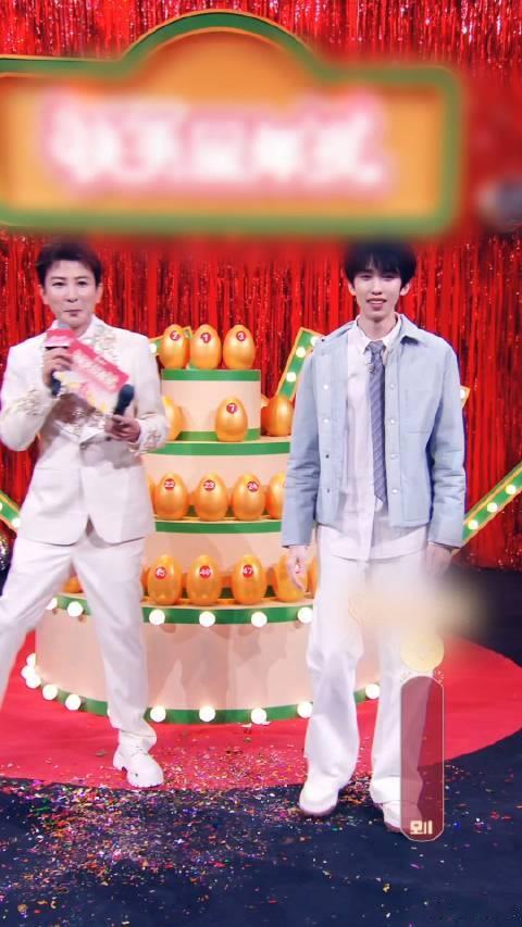 林墨到底在开心些什么  今晚林墨直播就是快乐源泉，转手绢、唱歌、模仿名场面，忙得