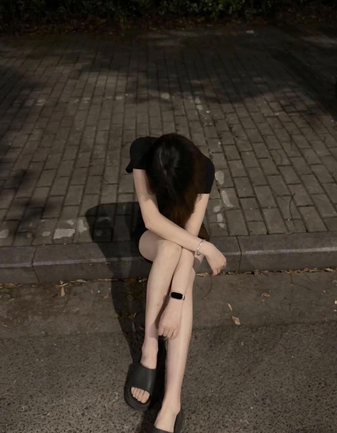 人这一辈子，

女人最硬的底牌，

从来不是美貌，

是兜里有钱，心里有数，身子